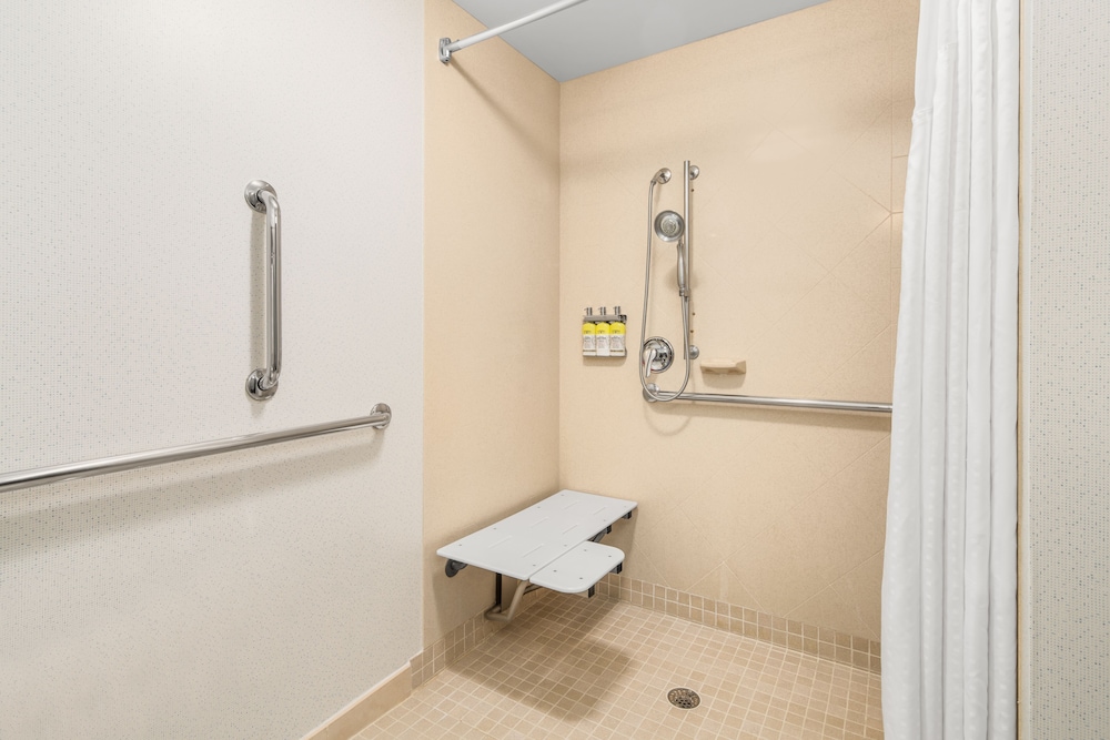 Standard Room, 2 Queen Beds, Accessible (Comm, Mobil, Roll In Shwr) - Photo 6
