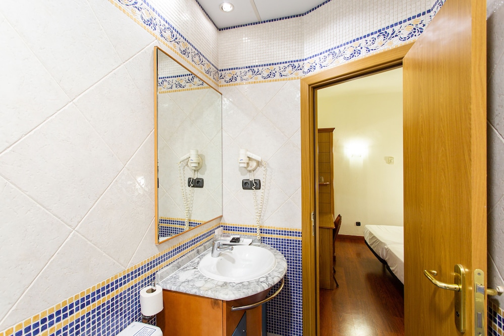 Double or Twin Room (Interior) - Photo 6