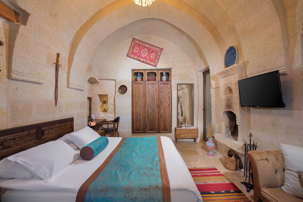 Cave Pool Suite - 302