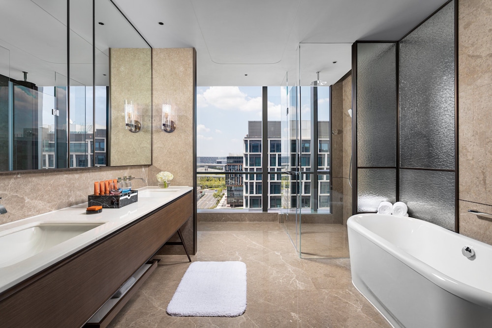 Premium Room, 1 King Bed, Club Lounge Access thumbnail 5