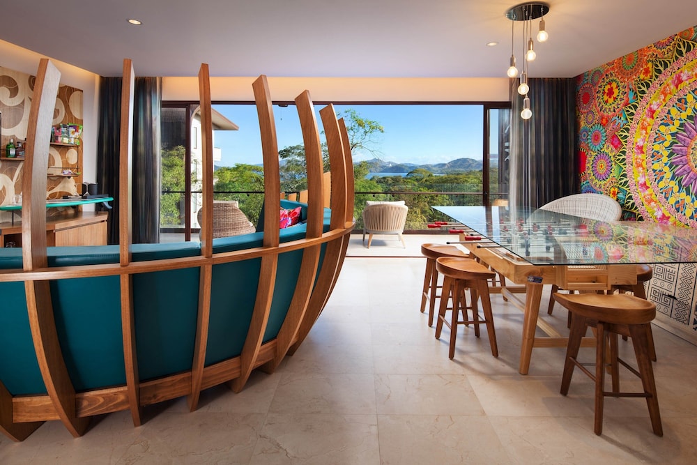 Deluxe Suite, 1 Bedroom, Partial Ocean View photo 3