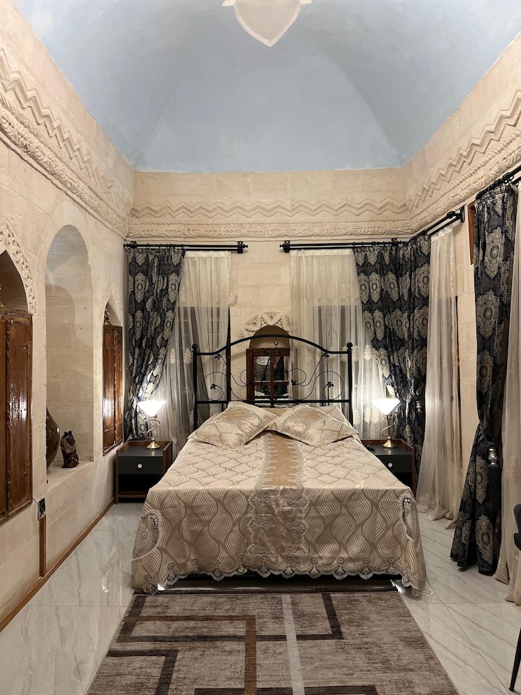 Queen Room photo 1