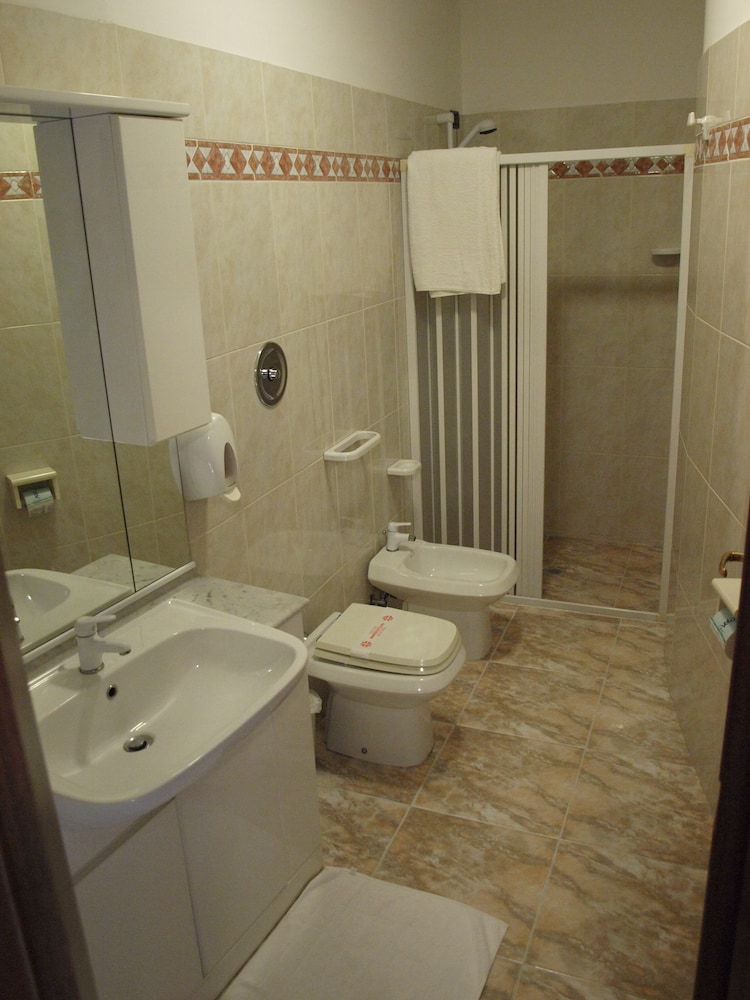 Standard Double Room (No balcony) - Photo 3