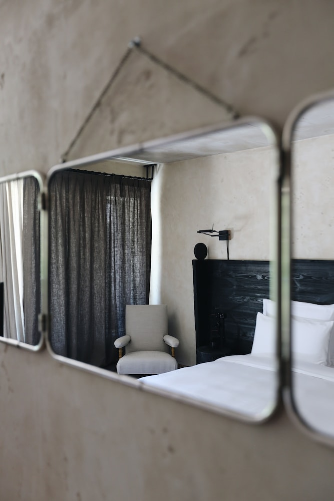 Standard Room, 1 King Bed - Photo 3