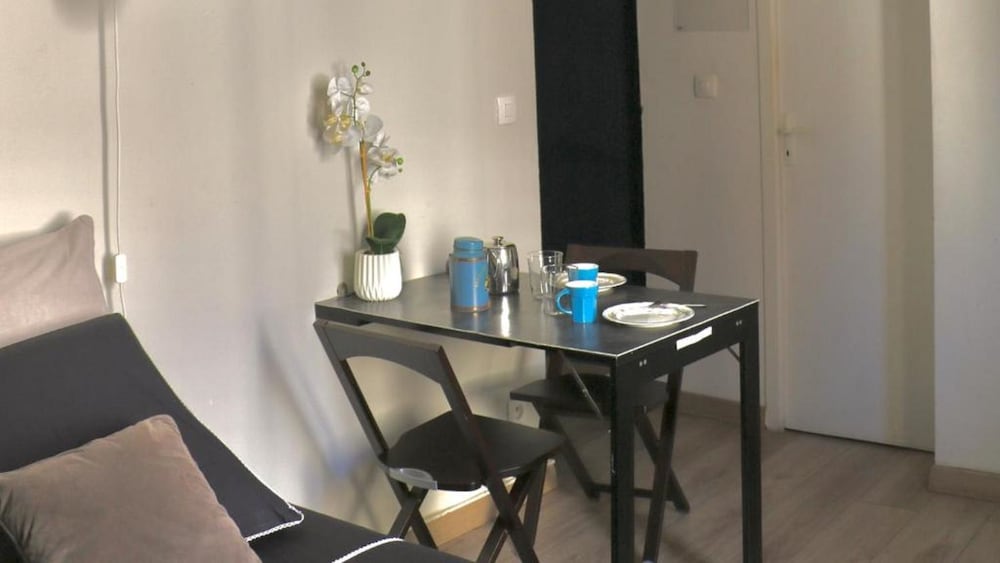 Basic Studio, Ensuite, City View photo 2