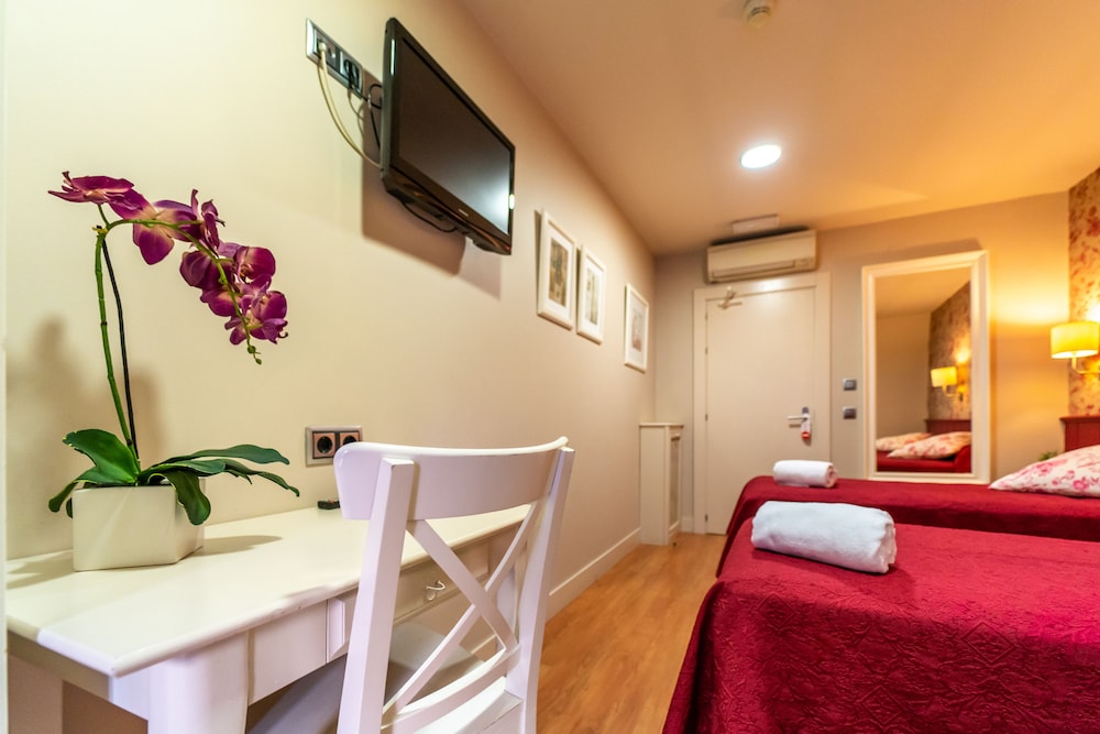 City Quadruple Room - Photo 7