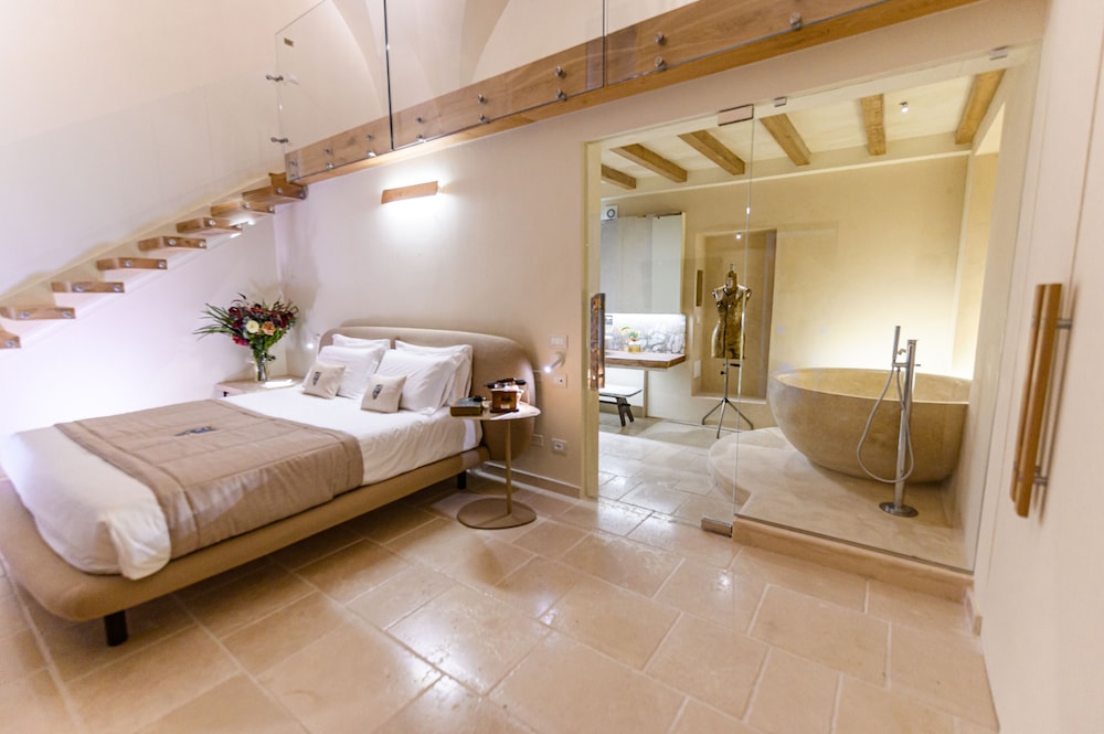 Executive Suite (Del Santo)