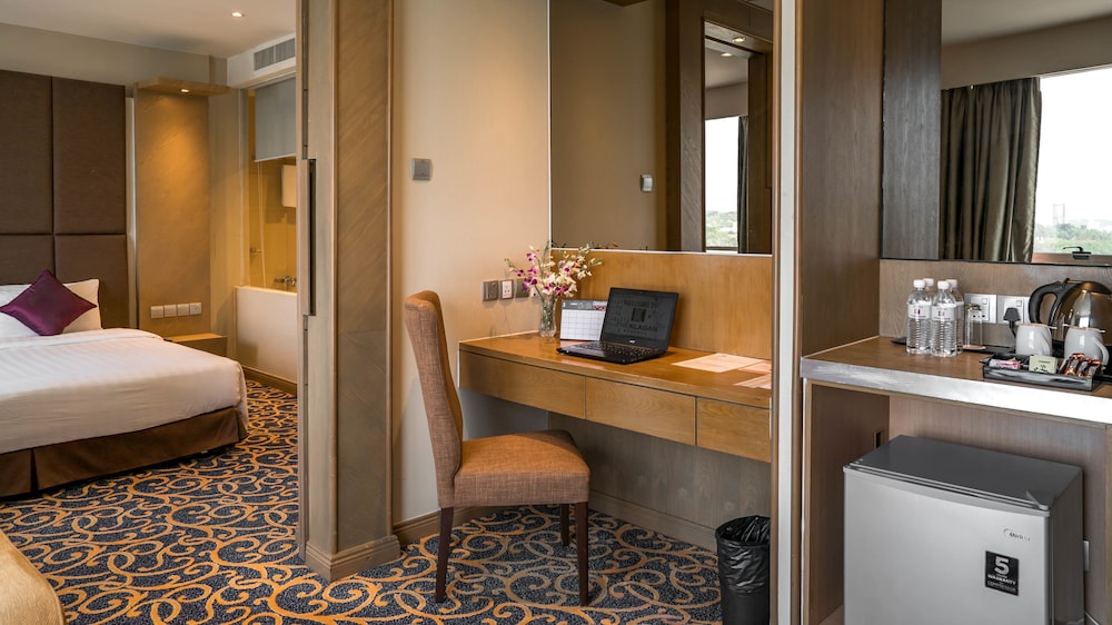 Suite - Photo 5