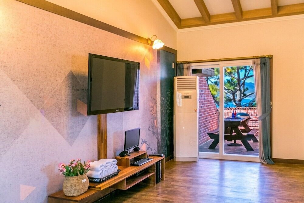 Room (Beach-dong 301) - Photo 3