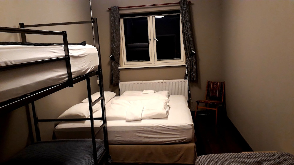 Double or Twin Room, Multiple Beds, Shared Bathroom (Private Room) photo 2