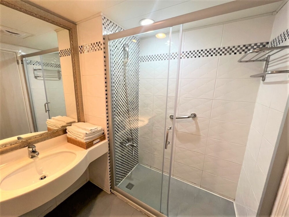 Deluxe Quadruple Room, Multiple Beds - Photo 2