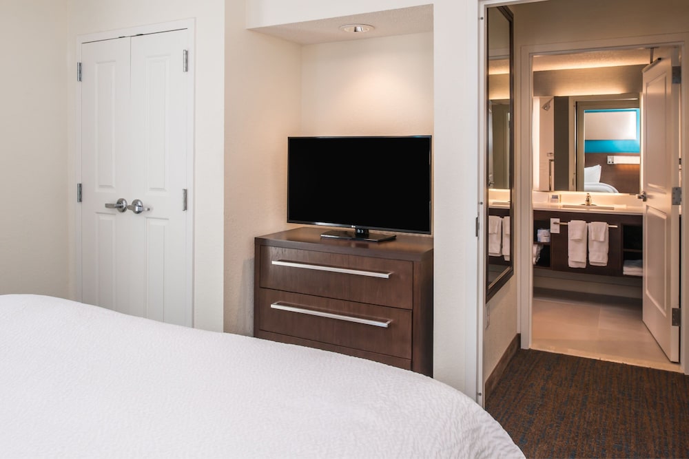 Suite, 2 Bedrooms (Mobility/Hearing Access, Roll-In Shwr) photo 3
