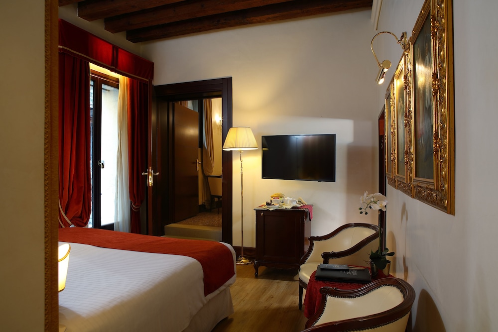 Classic Double Room, Canal View photo 2
