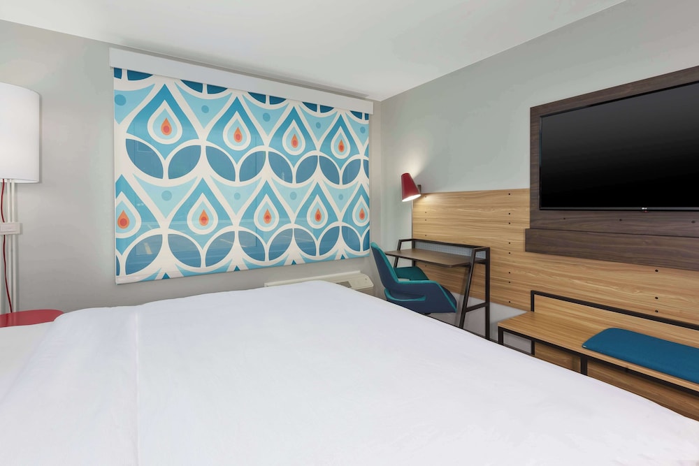 Room, 1 King Bed, Accessible (Hearing) - Photo 4