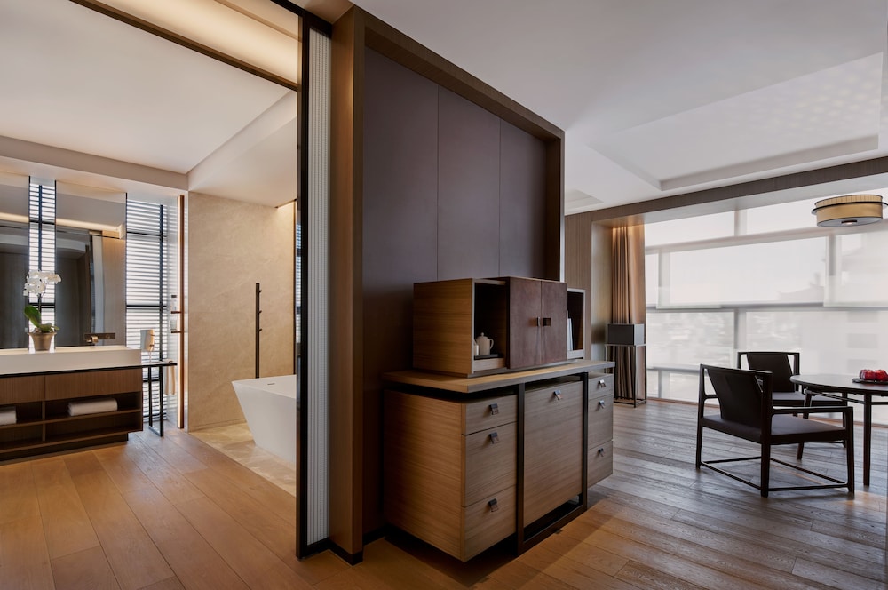 Studio King Bed - Photo 2