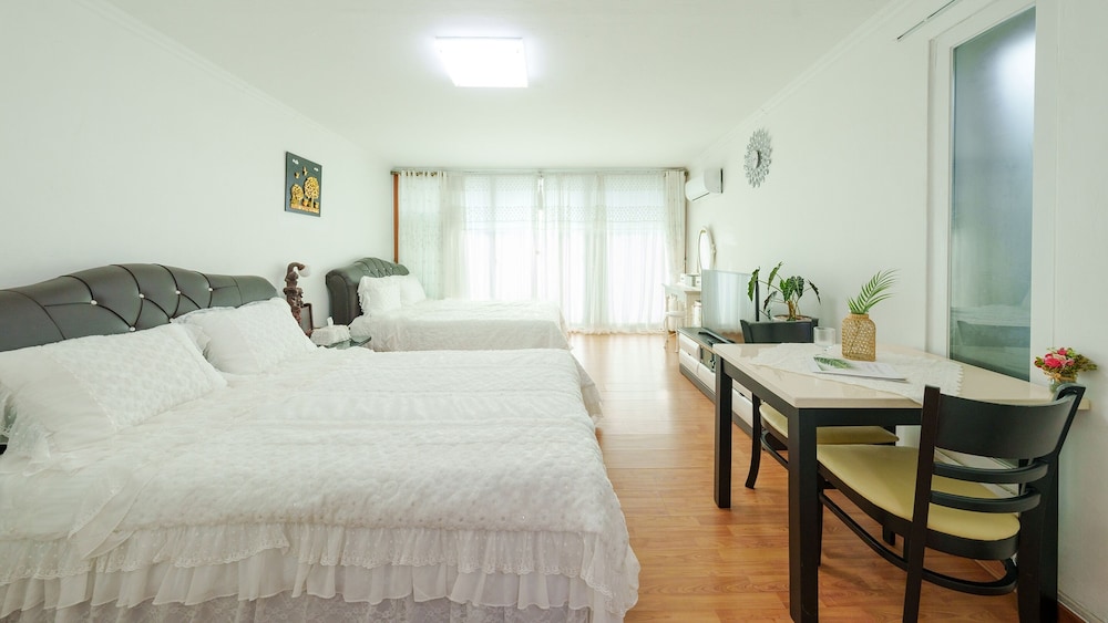 Basic Room, 1 Bedroom (pink 101)