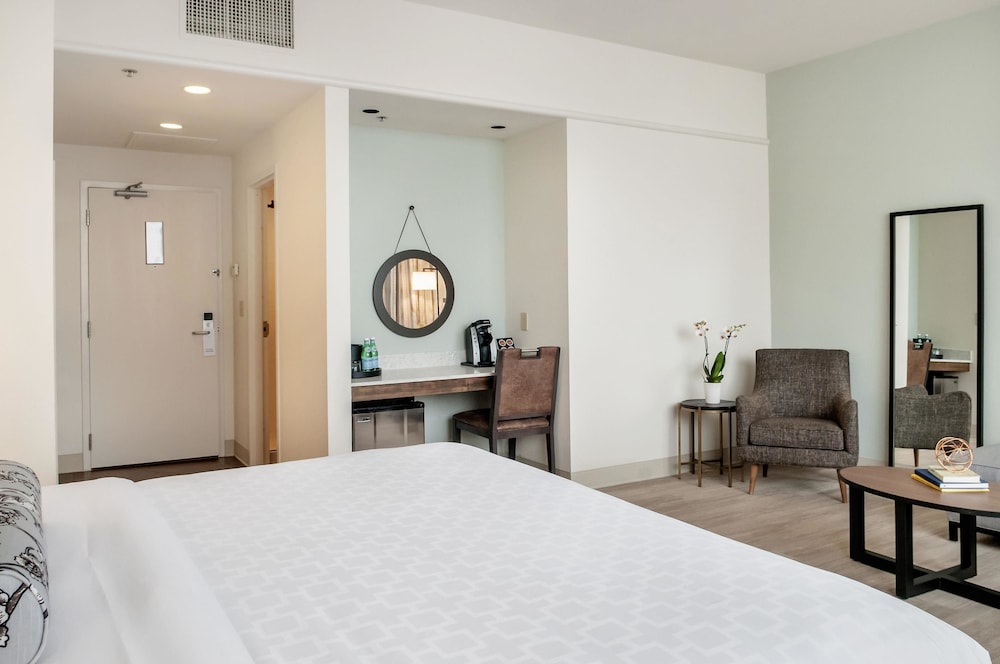 1 King Bed, Nonsmoking, Upgrade - Photo 3