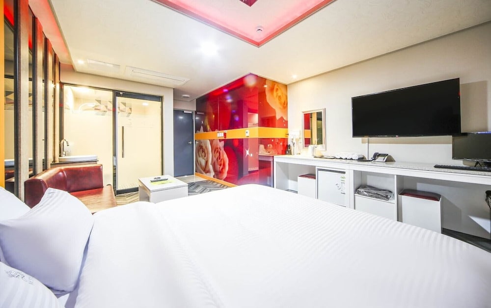 Standard Room, Bathtub