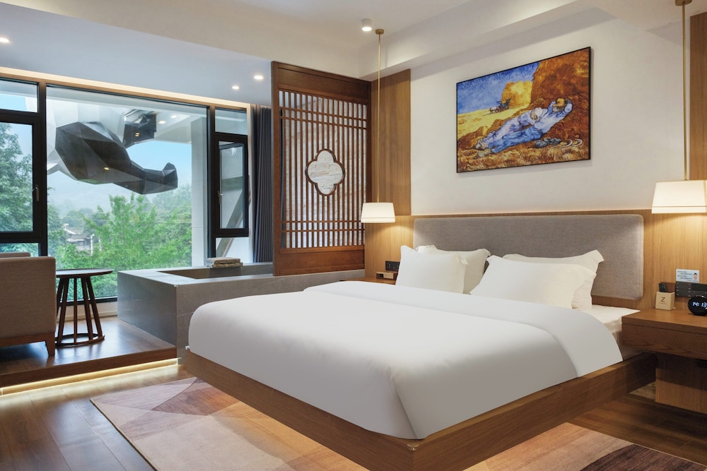 Suite, Hill View