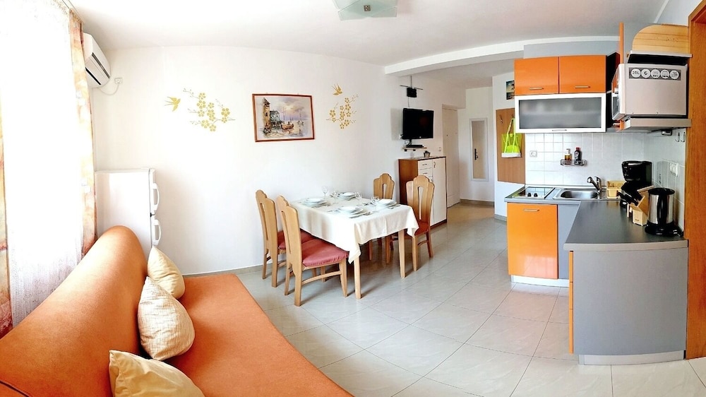 Apartment (Amalia - family friendly with parking)