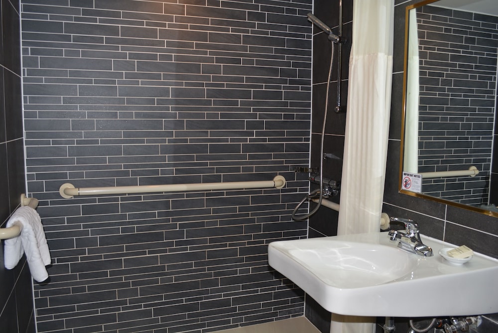 Room, 2 Double Beds, Accessible (Roll-in Shower) - Photo 3