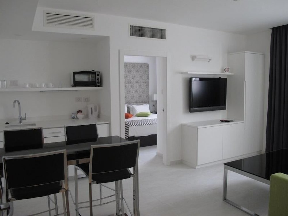 Suite, 1 Queen Bed, Non Smoking, Kitchenette - Photo 8