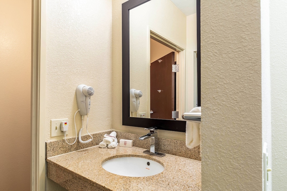 Deluxe Room, 1 King Bed, Accessible (Roll-In Shower, Smoke Free) - Photo 3