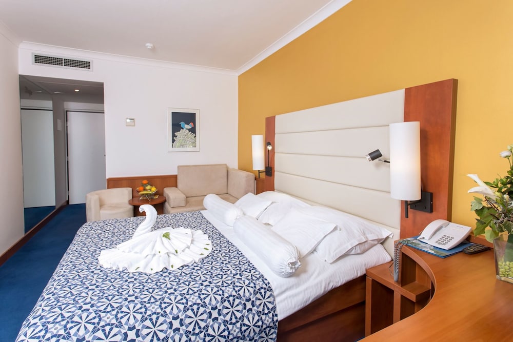 Comfort Double Room, Balcony (Parking View) photo 2