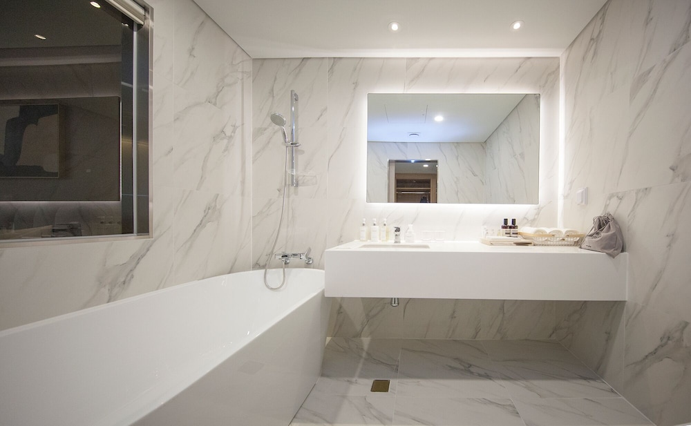 Suite - Photo 9