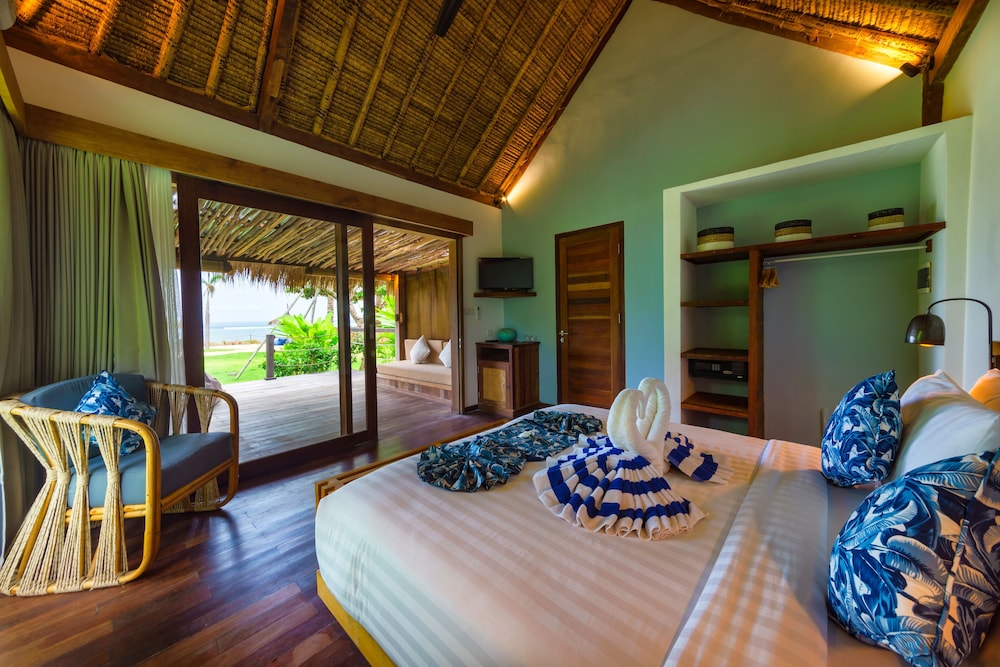Deluxe Beachfront Bungalow photo 1