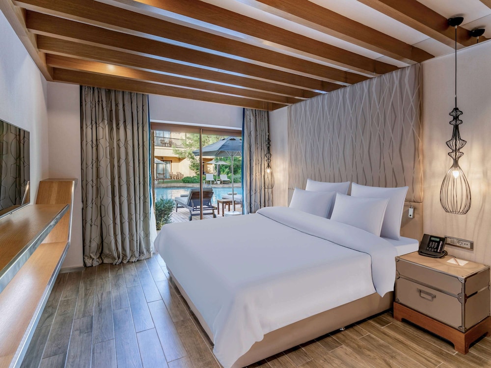 Suite, 1 King Bed (Legendary - Swim Up) photo 2