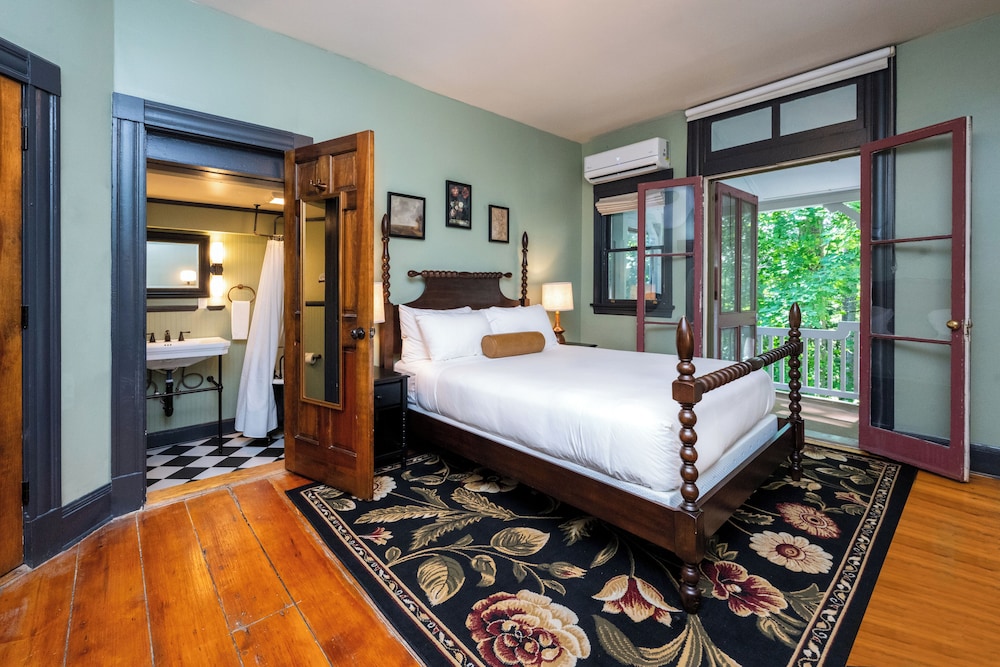 Deluxe Room, 1 Queen Bed (Constance Inn)