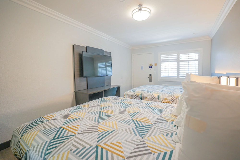 Deluxe Room, 2 Queen Beds, Non Smoking photo 1
