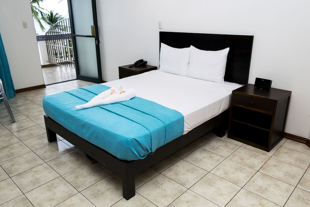 Junior Suite, 1 Queen Bed - Ocean View photo 2