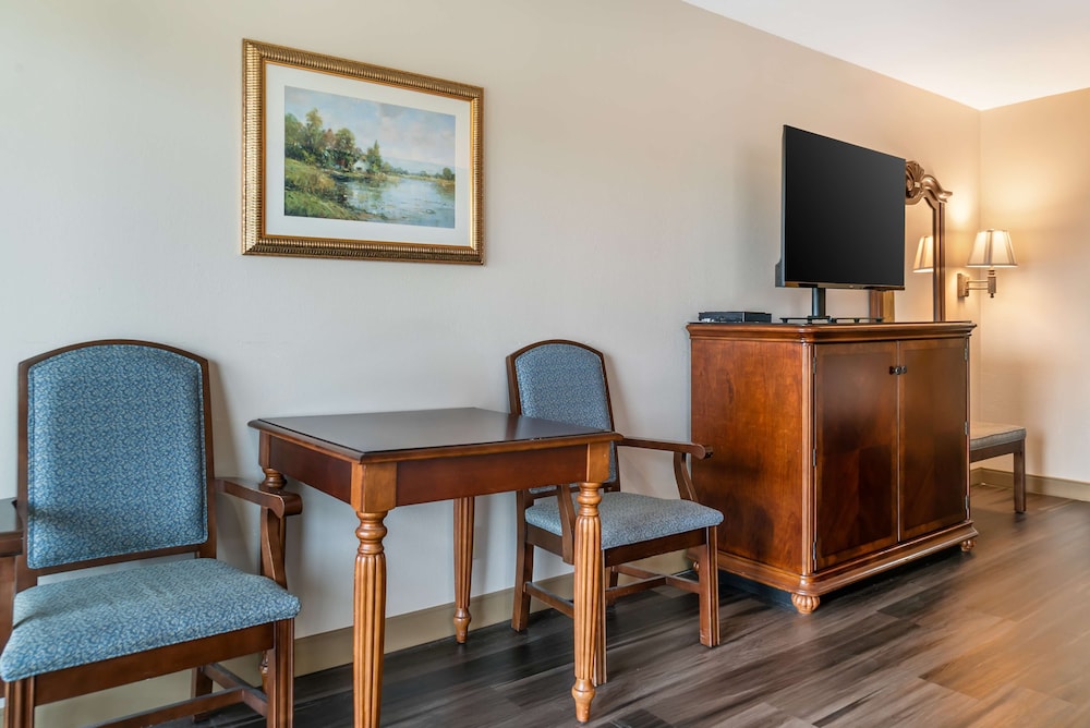 Standard Room, 2 Queen Beds, Balcony, River View photo 3