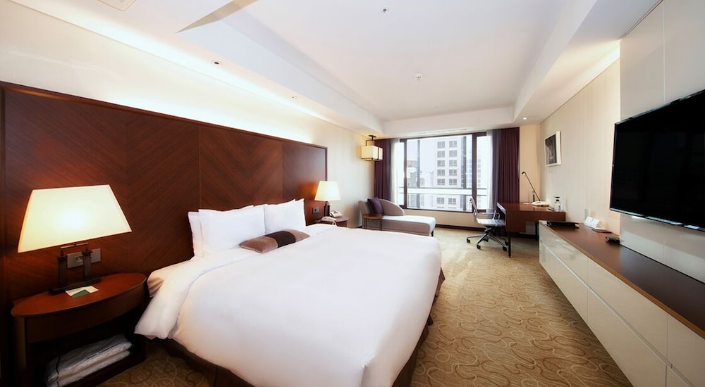 [Breakfast Combo For 2pax] Premium King With Bathtub (Korean Or American Breakfast Choose 1)