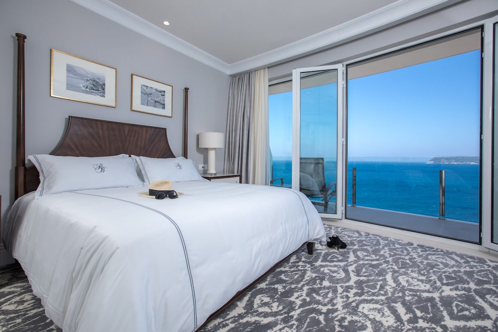 Deluxe Room, 1 King Bed, Balcony, Sea View thumbnail 5