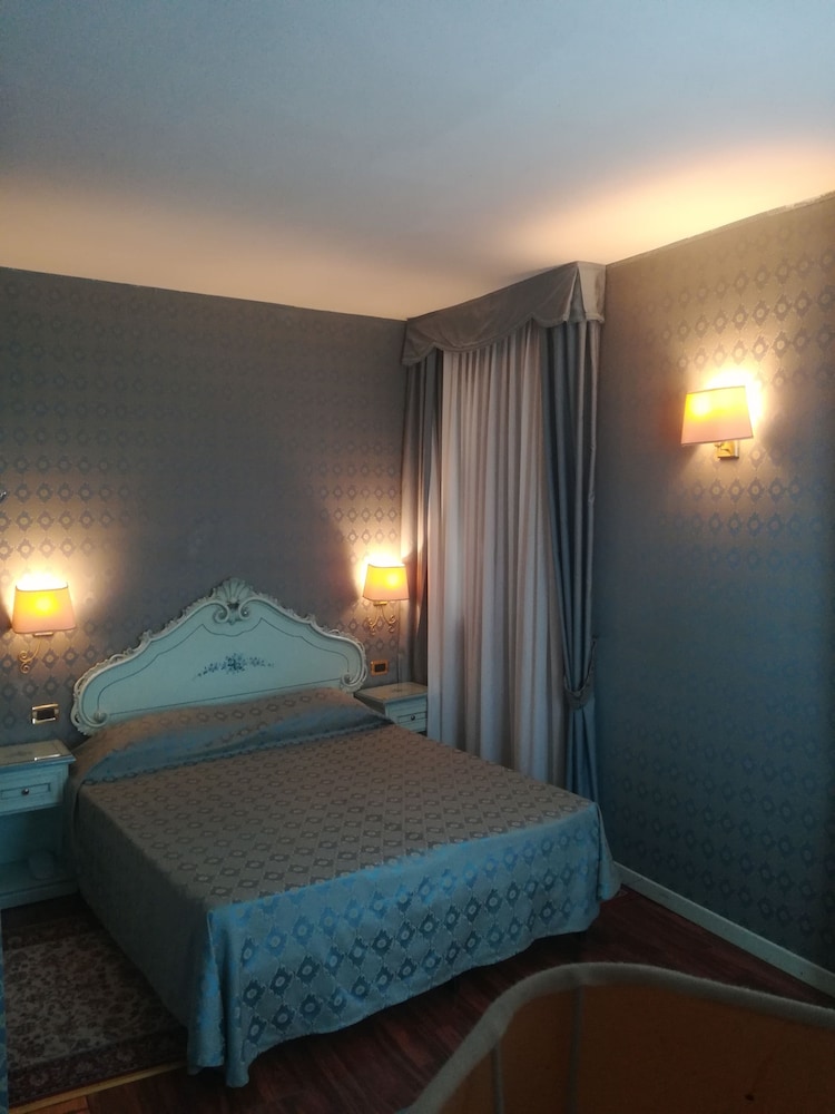 Standard Double or Twin Room photo 3