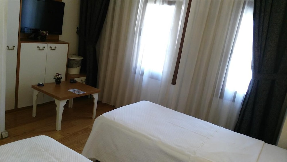 Economy Twin Room, 2 Twin Beds photo 3