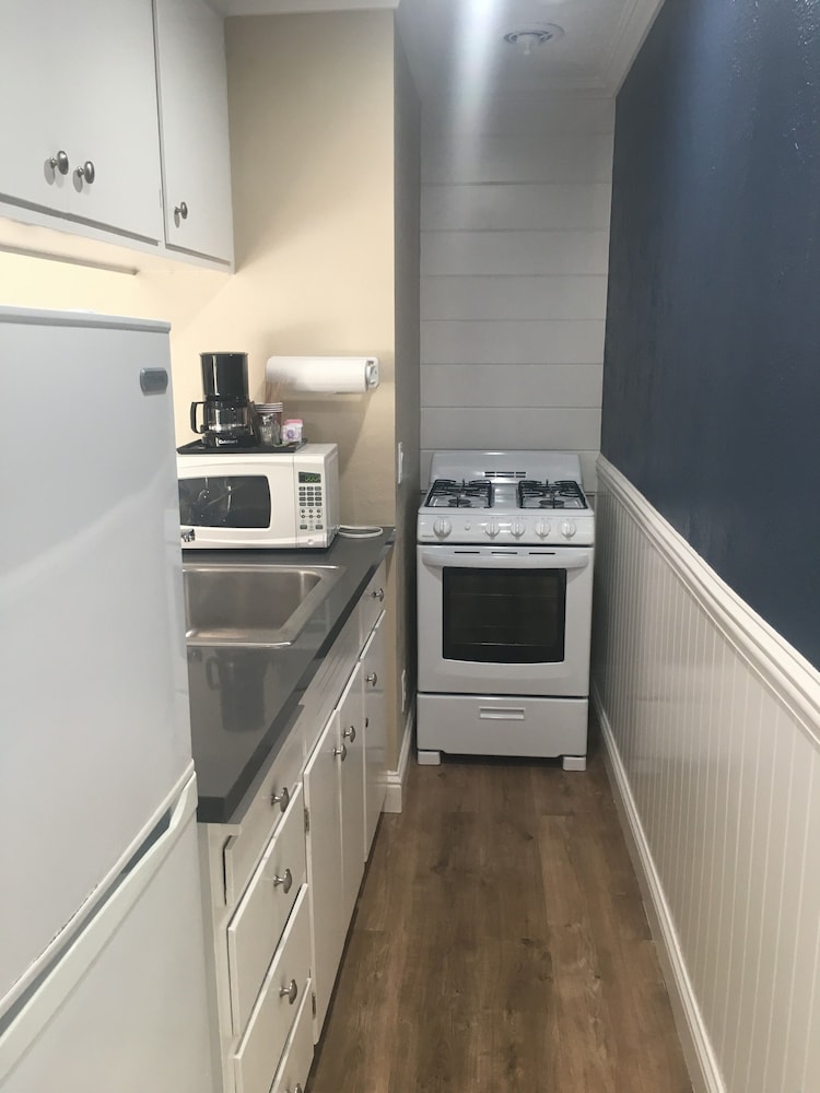 Room, 1 King Bed, Kitchen photo 3