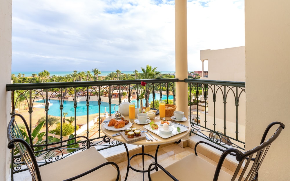 Suite, Pool View - Photo 4