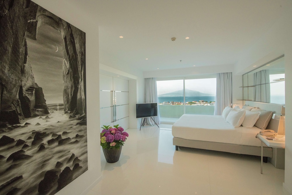 Suite, 1 King Bed (Surya)