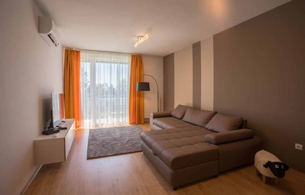Superior Apartment, 2 Bedrooms, Non Smoking, Partial Lake View photo 1