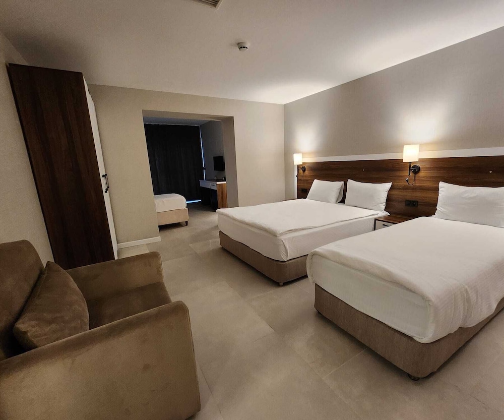 Standard Suite, Multiple Beds, Private Bathroom, Garden View photo 1