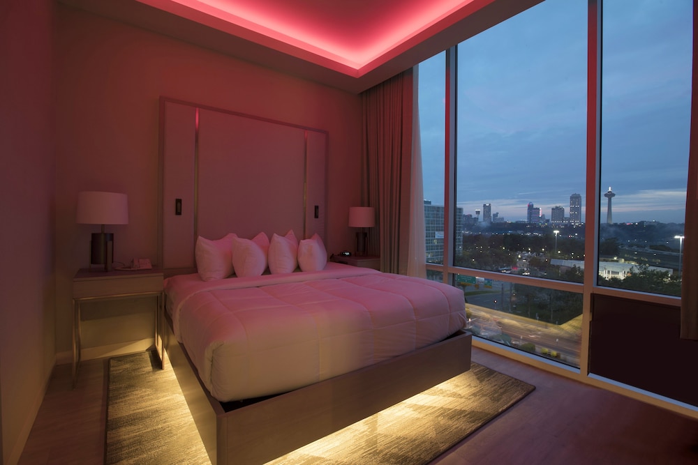 Superior Suite, 1 King Bed (Skyline View)