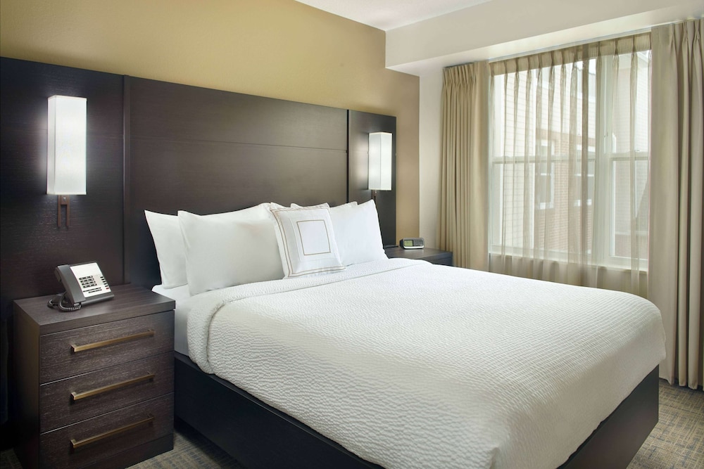Studio Suite, 1 Queen Bed with Sofa bed, Accessible, Fireplace