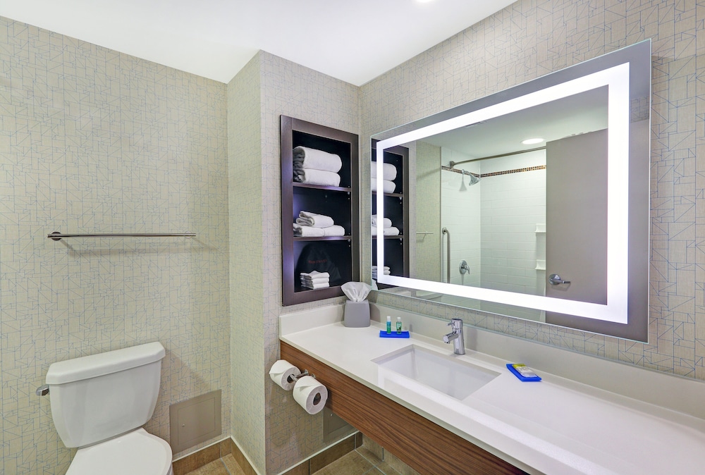 Suite, 2 Queen Beds - Photo 9