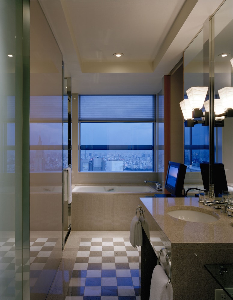 Premier Room, 1 King Bed - Photo 8