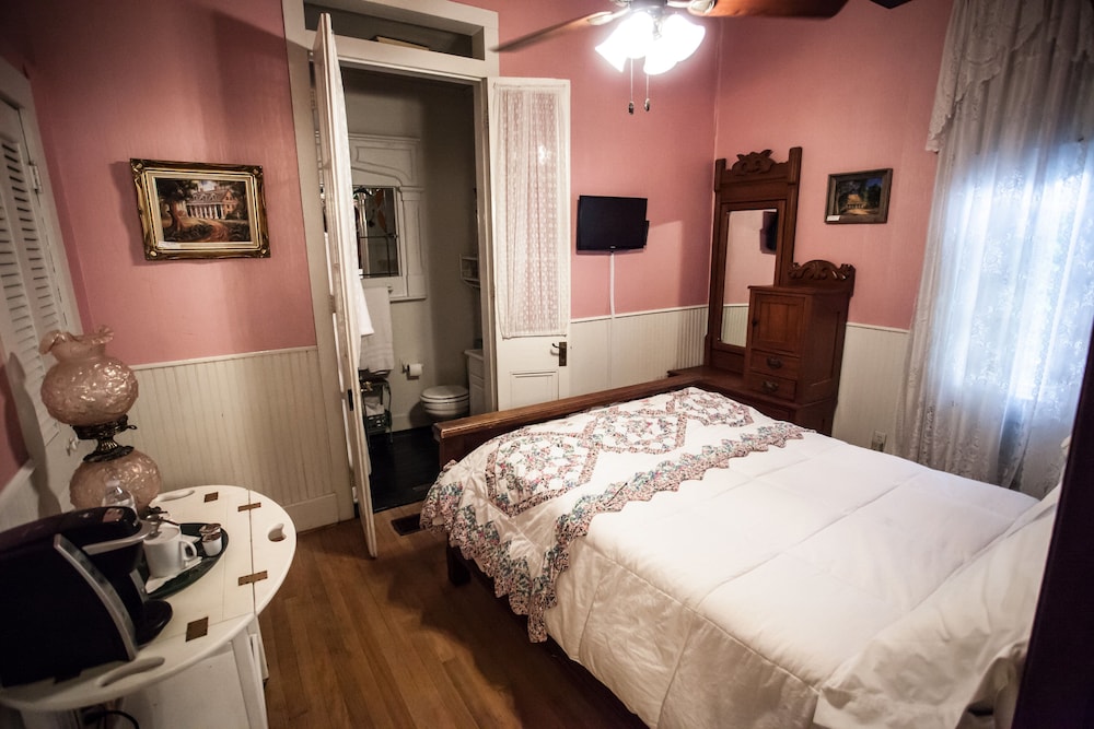 Classic Room, 1 Double Bed, Bathtub (Leah) photo 1