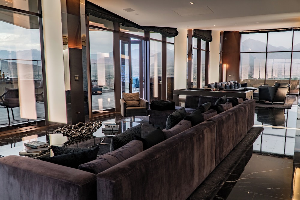 One 80 Suite - Photo 10